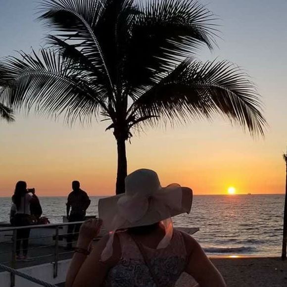 Meet your Posher, Nicole - Picture 1 of 1